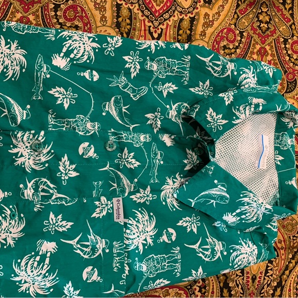 Columbia Green Christmas Fish Short Sleeve Shirt Size Med - Picture 1 of 5